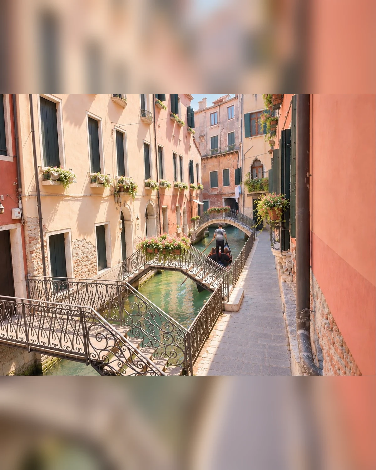 Domus Remedio — il canale e il ponte con la gondola davanti alla casa nel sestiere di Castello
