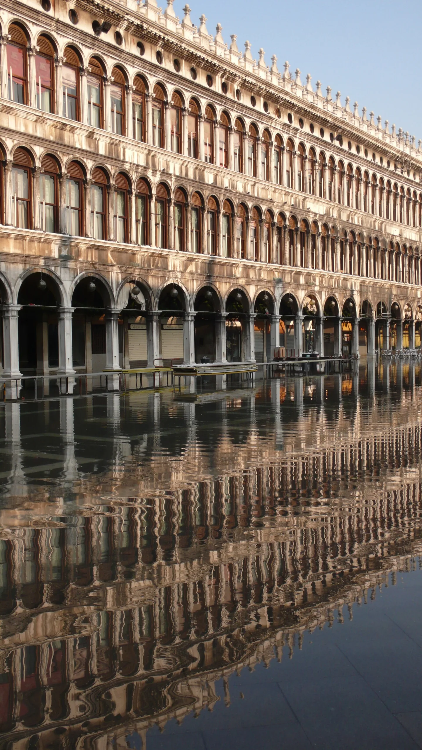 Acqua alta in Piazza San Marco, con le Procuratie riflesse nell'acqua
