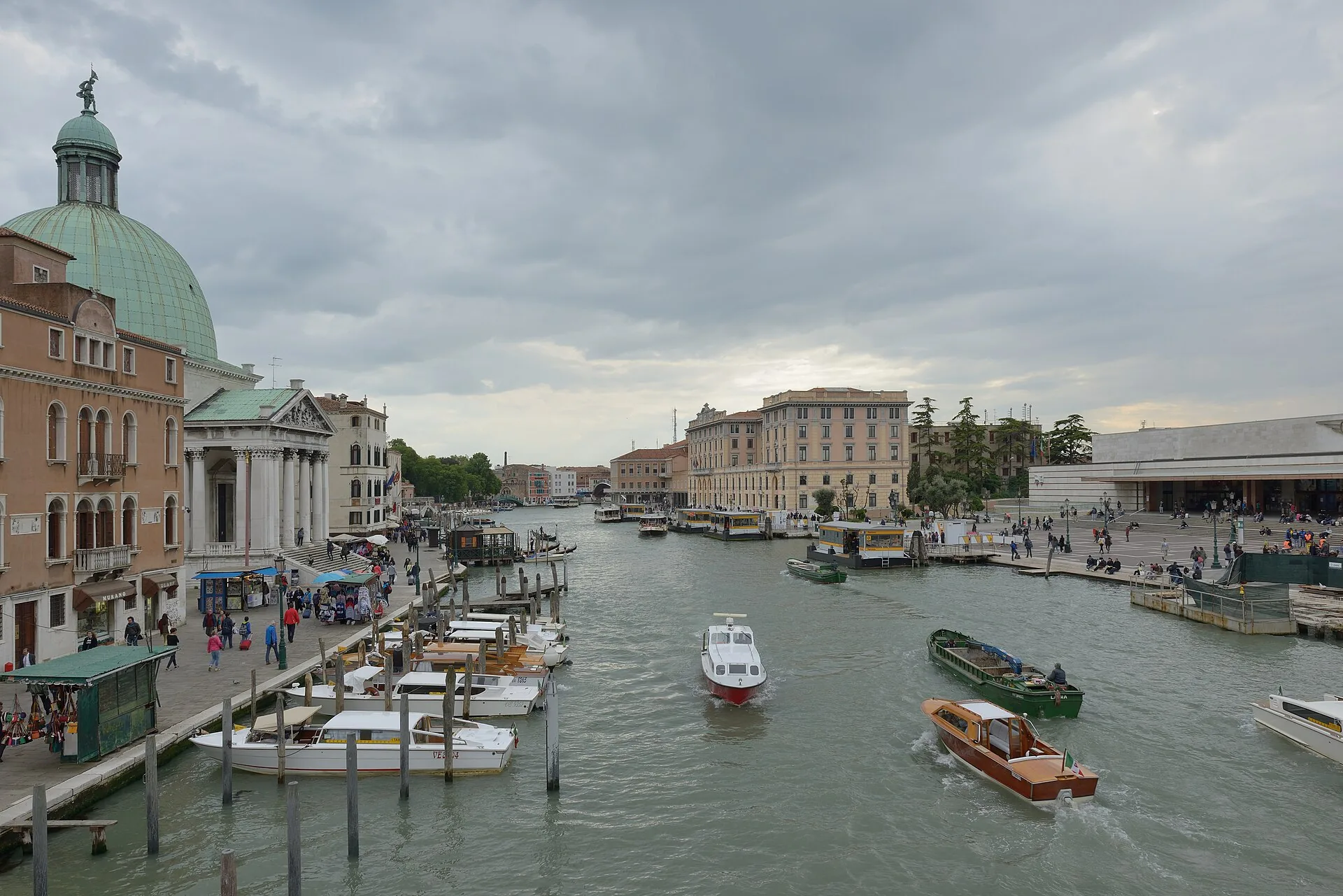 Il Canal Grande all'altezza della stazione, con il Ponte degli Scalzi