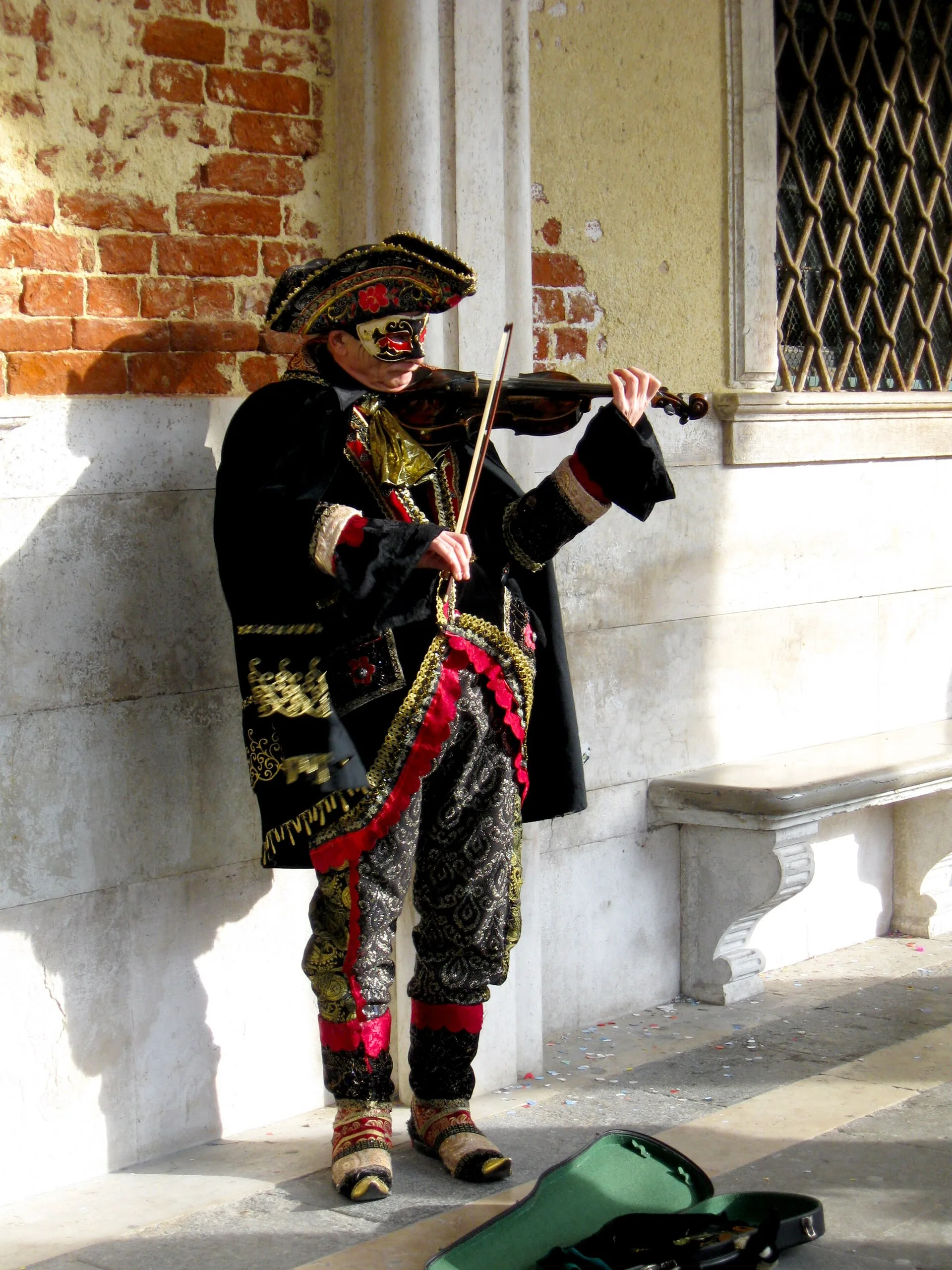 Una maschera in costume durante il Carnevale di Venezia