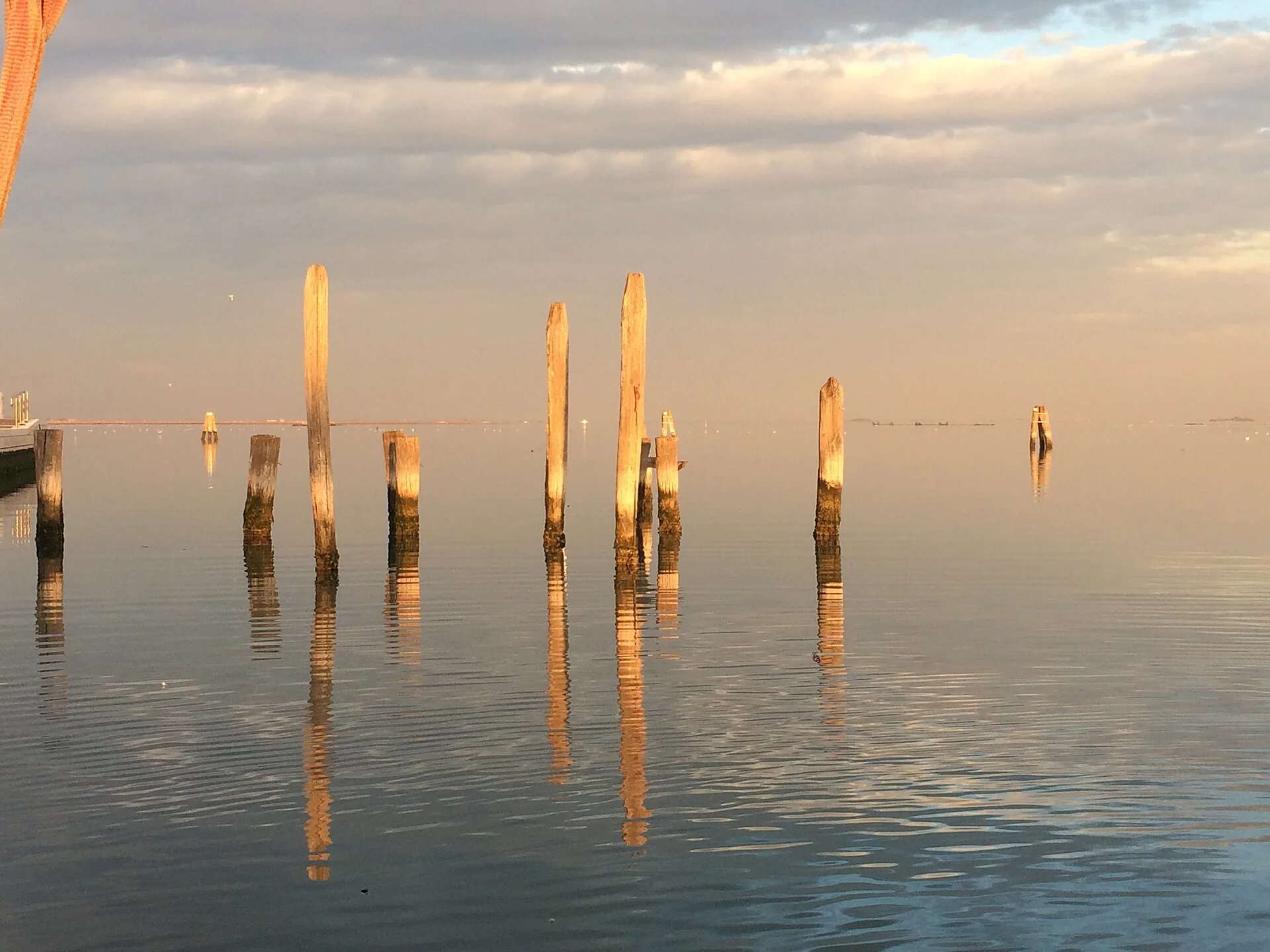 Bricole nella laguna di Venezia al tramonto