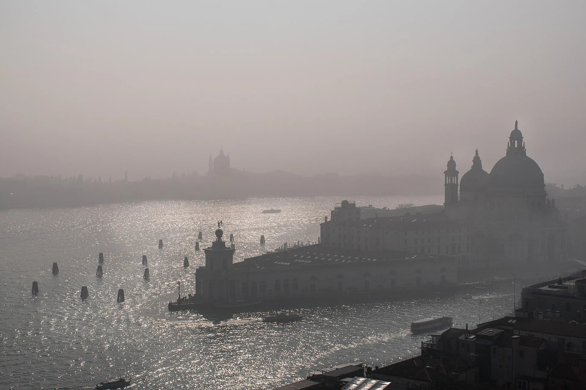 La Basilica della Salute nella foschia invernale della laguna