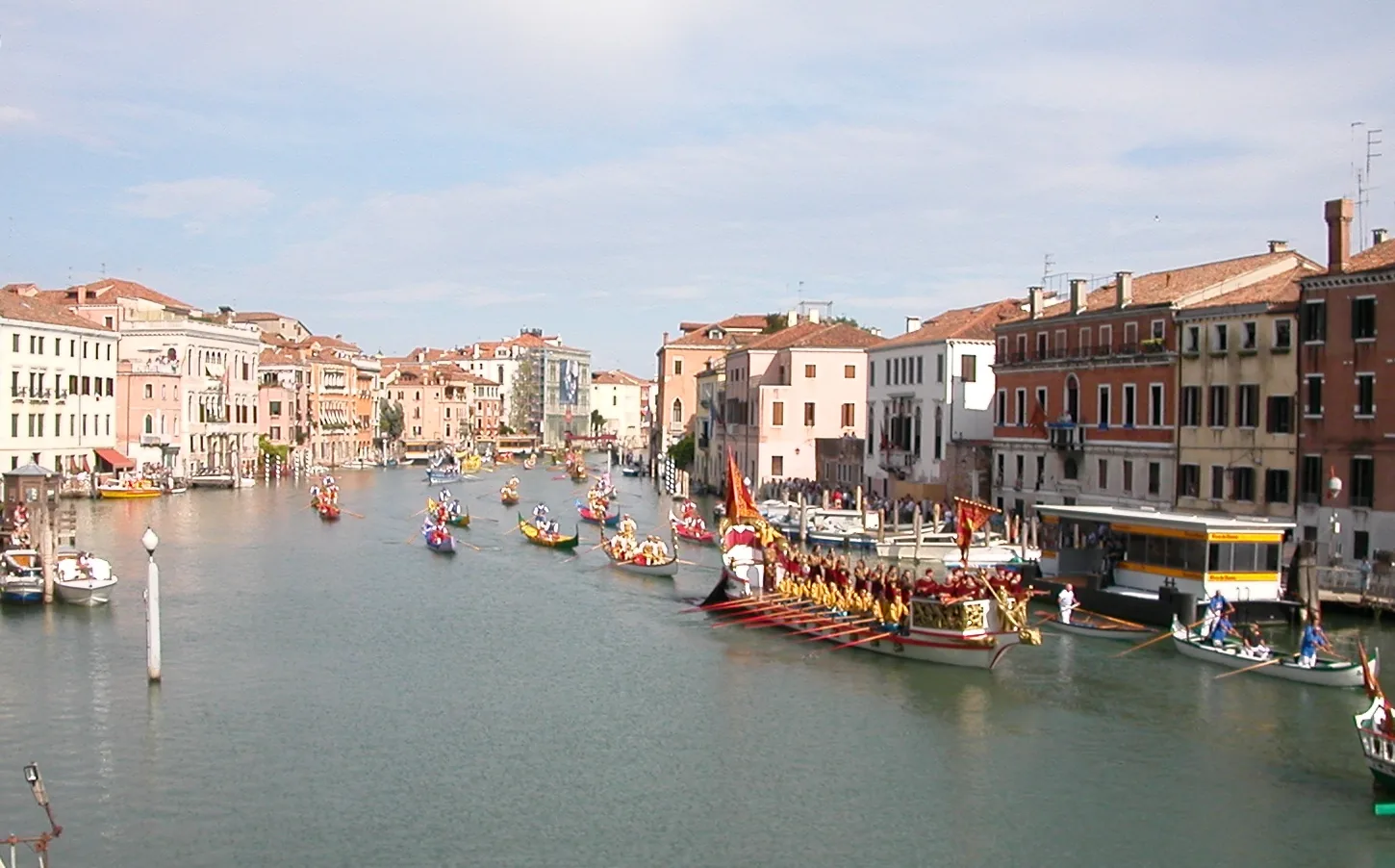Il corteo storico in costume lungo il Canal Grande durante la Regata Storica