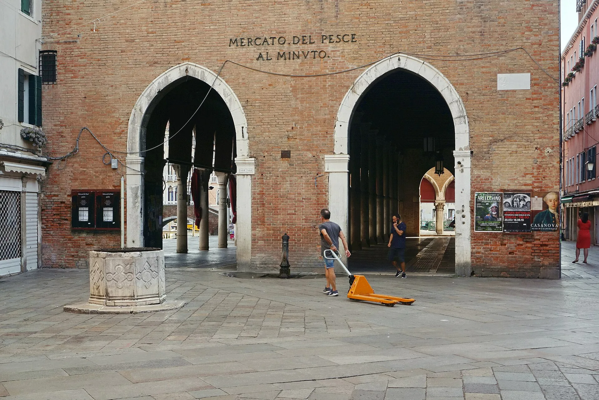 La loggia della Pescheria al mercato di Rialto, con l'insegna Mercato del pesce al minuto