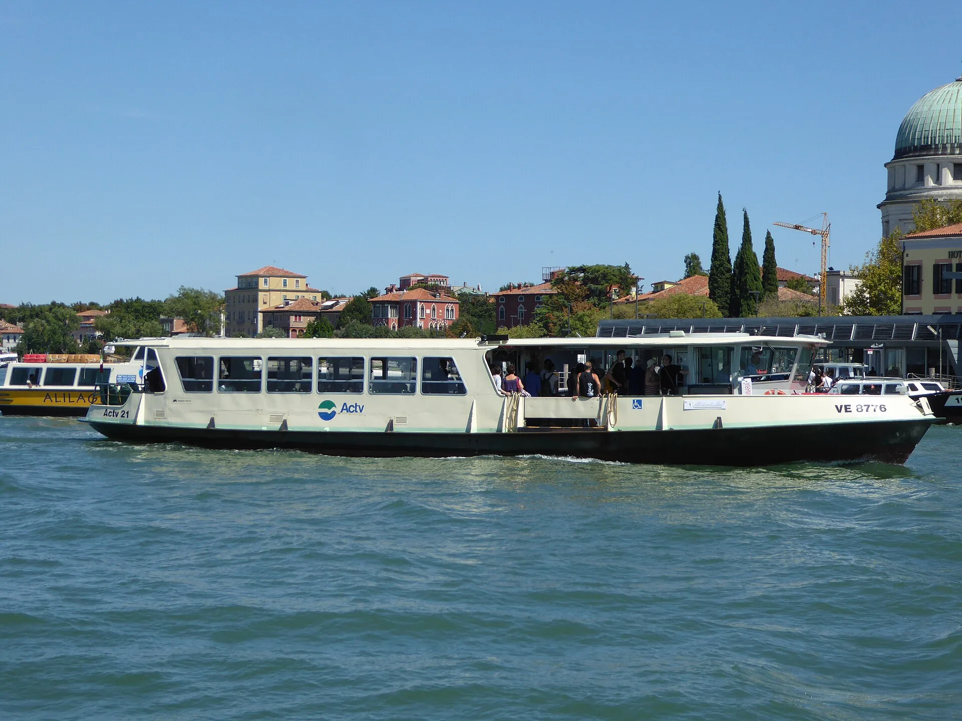Un vaporetto ACTV in navigazione lungo un canale di Venezia