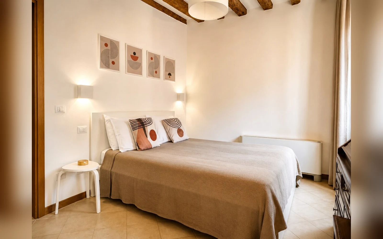 Domus Remedio — camera da letto con travi a vista